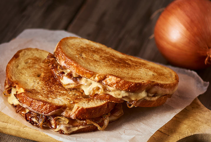 Grilled Cheese with Carmelized Onions Horiz 716 x 483