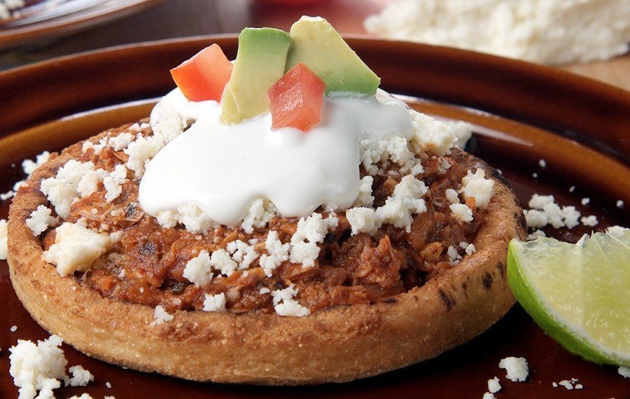 Sopes de Tinga de Chorizo y Pollo