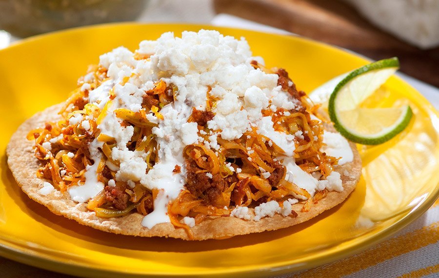 Tostadas con Chorizo y Repollo