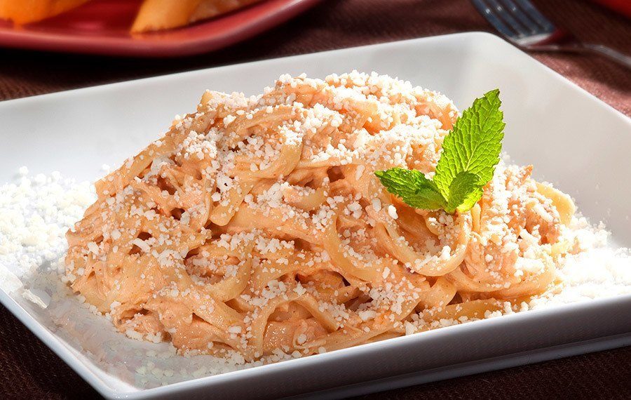 Pasta con Pollo y Achiote