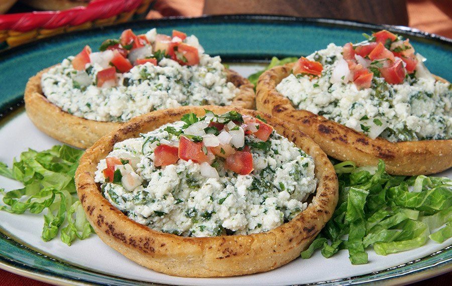 Sopes con Requeson con Poblanos y Hierbas