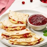 Quesadillas de Pavo y Salsa de Arándanos