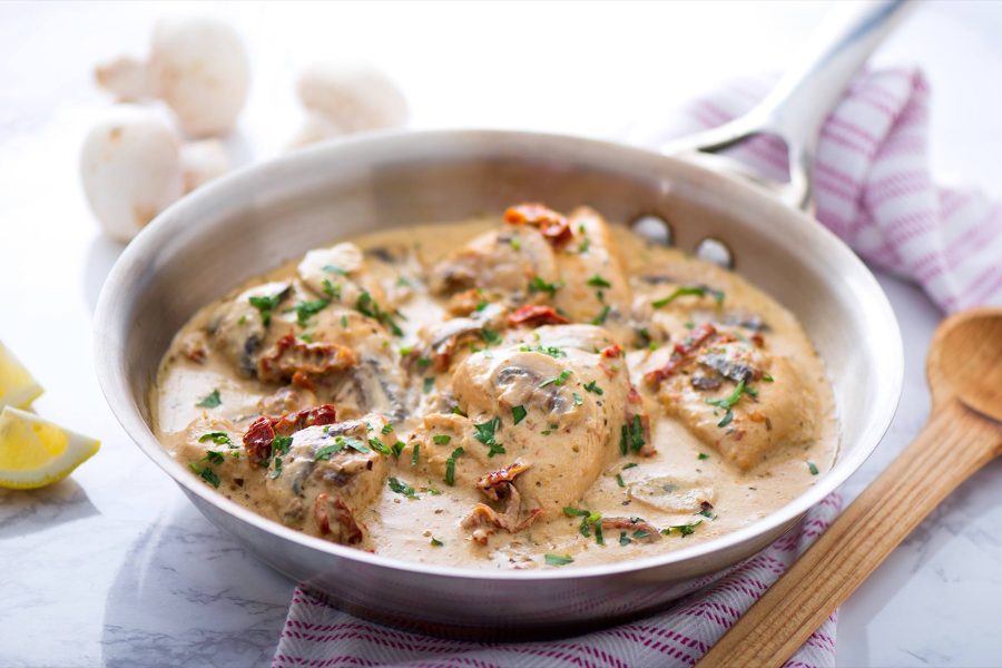 Pollo con Crema y Champiñones