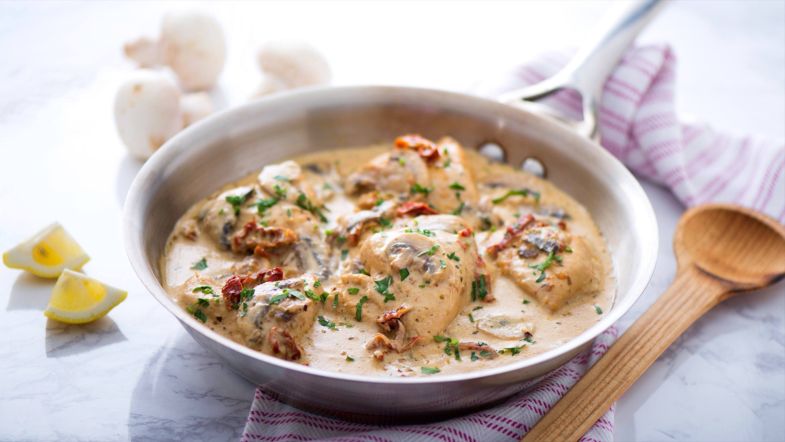 Pollo con Crema y Champiñones | Una Cena Deliciosa, Rápida, Y A Todos Les  Encantará