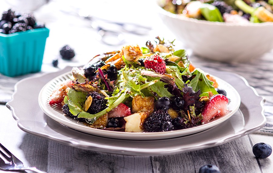 Ensalada de Dos Quesos con Fresas, Moras, y Arándanos