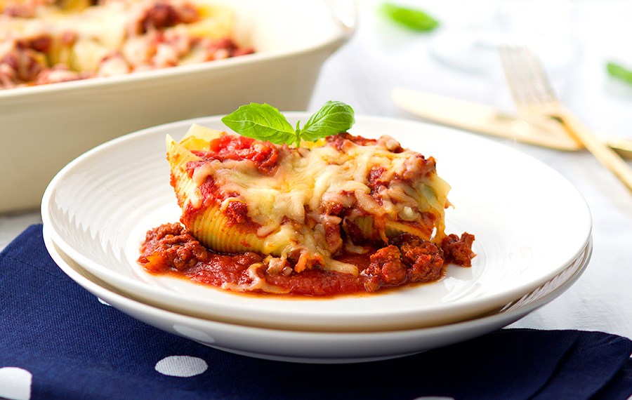 Conchas de Pasta Rellenas en Salsa de Chorizo