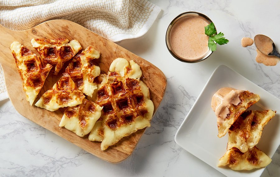 Waffles de Dos Quesos con Salsa de Chipotle