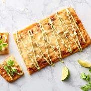 Pizza Mexicana de Chorizo ​​con Salsa de Aguacate