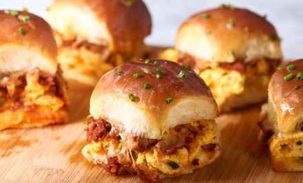 Mini Sandwiches con Huevo y Chorizo