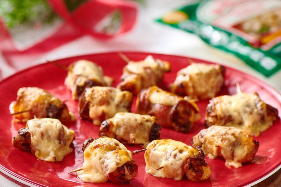 Dátiles rellenos de queso envueltos en tocino