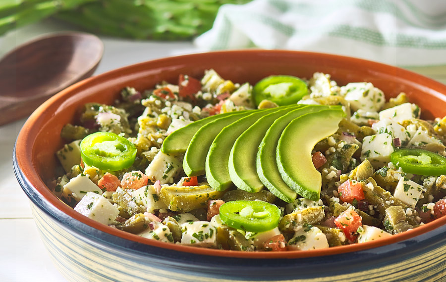 Ensalada de Nopales con Queso Fresco