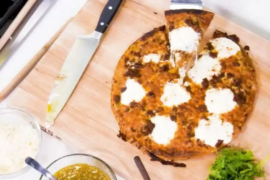 Pizza de chorizo y queso Chihuahua® del chef Tanabe